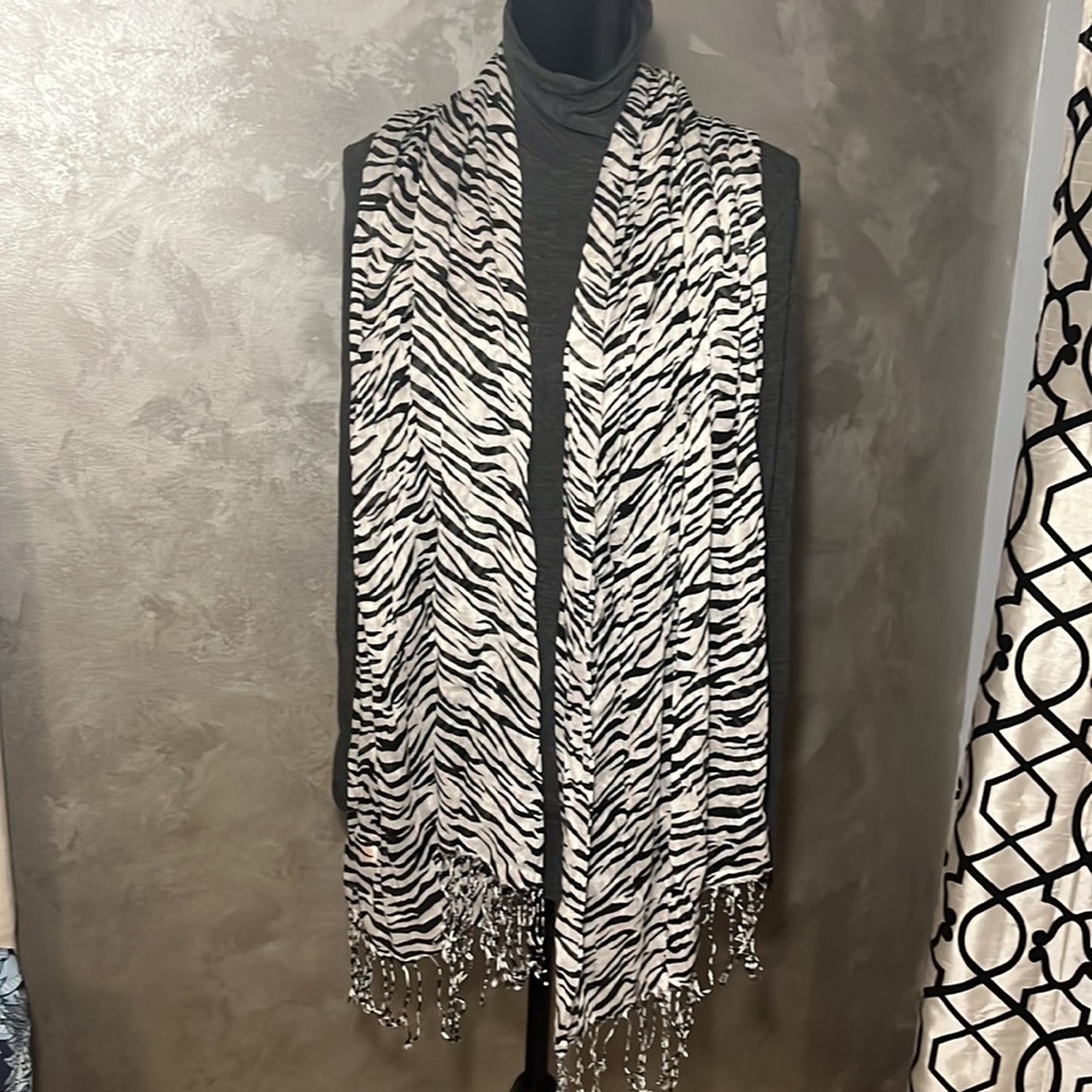 Fringed zebra scarf🧣 so versatile…Wear it a million different ways! One size - Picture 4 of 5